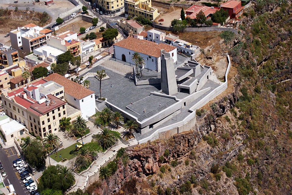 Fernando Menis Arquitectos conecta el casco histórico de Adeje con el Barranco del Infierno, en Tenerife.